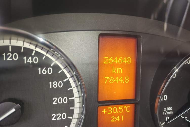Used Mercedes-Benz Viano 2013 3.0L Comfort Edition Odometer Close Up