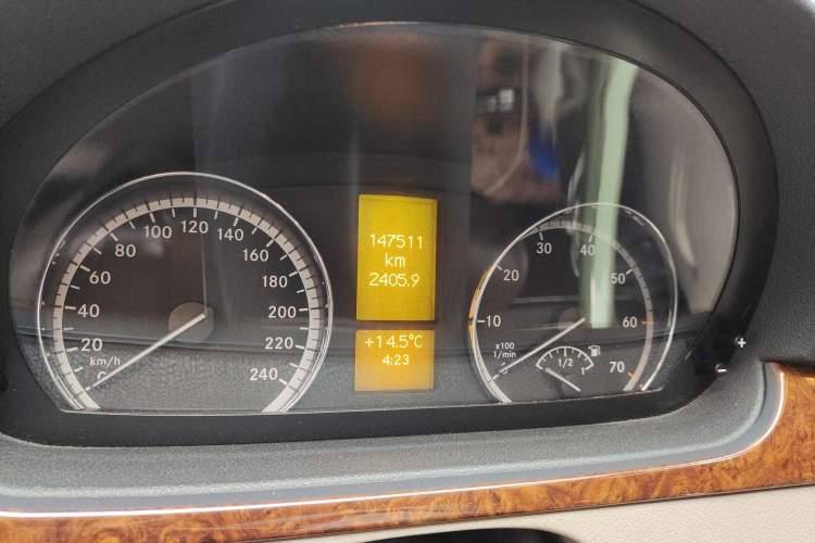Used Mercedes-Benz Viano 2013 3.0L Navigator Edition Odometer Close Up
