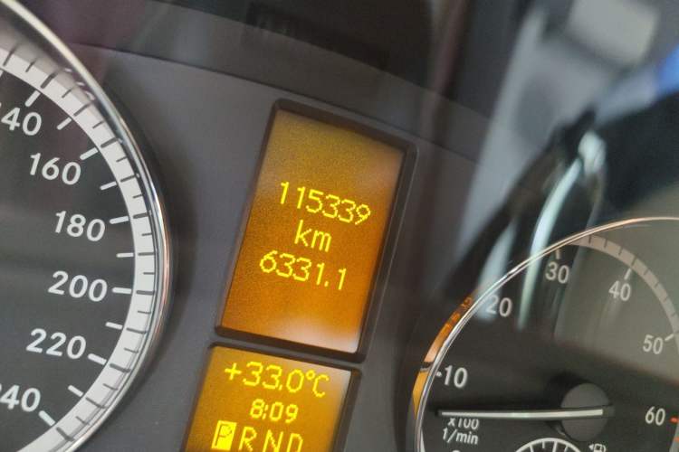 Used Mercedes-Benz Viano 2013 3.0L Comfort Edition Odometer Close Up