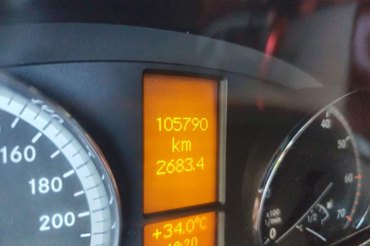 Used Mercedes-Benz Viano 2013 3.0L Navigator Edition Odometer Close Up