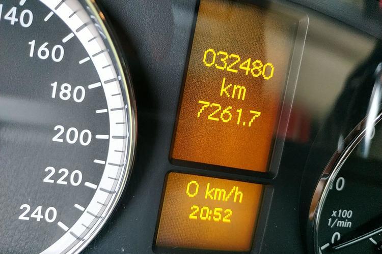 Used Mercedes-Benz Viano 2013 3.0L Navigator Edition Odometer Close Up