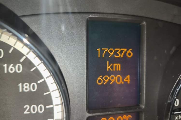 Used Mercedes-Benz Viano 2013 3.0L Navigator Edition Odometer Close Up