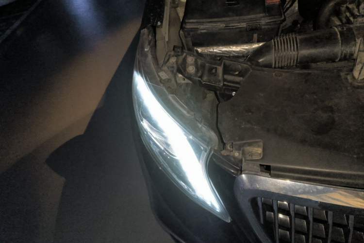 Used Mercedes-Benz Viano 2013 3.0L Comfort Edition Right Front Headlight