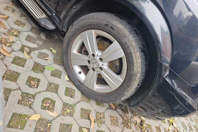 Used Mercedes-Benz Viano 2013 3.0L Navigator Edition Right Front Wheel Hub