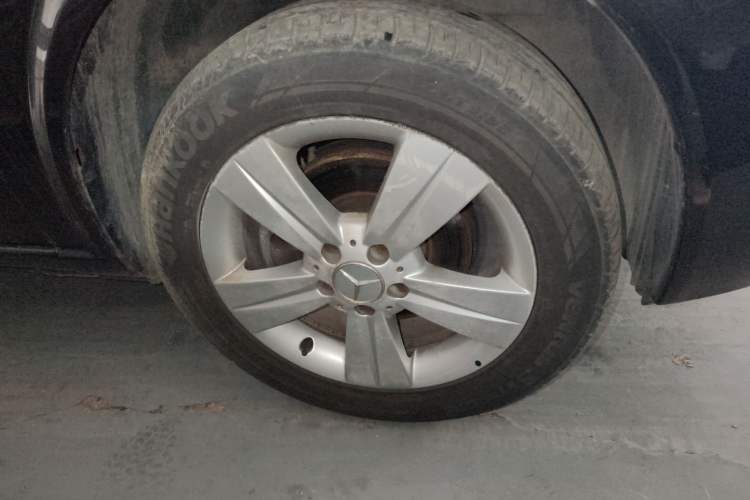 Used Mercedes-Benz Viano 2013 3.0L Hospitality Edition Right Front Wheel Hub