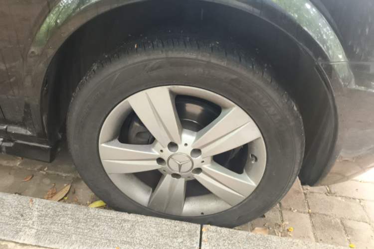 Used Mercedes-Benz Viano 2013 3.0L Comfort Edition Right Front Wheel Hub