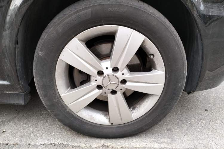 Used Mercedes-Benz Viano 2013 3.0L Hospitality Edition Right Front Wheel Hub