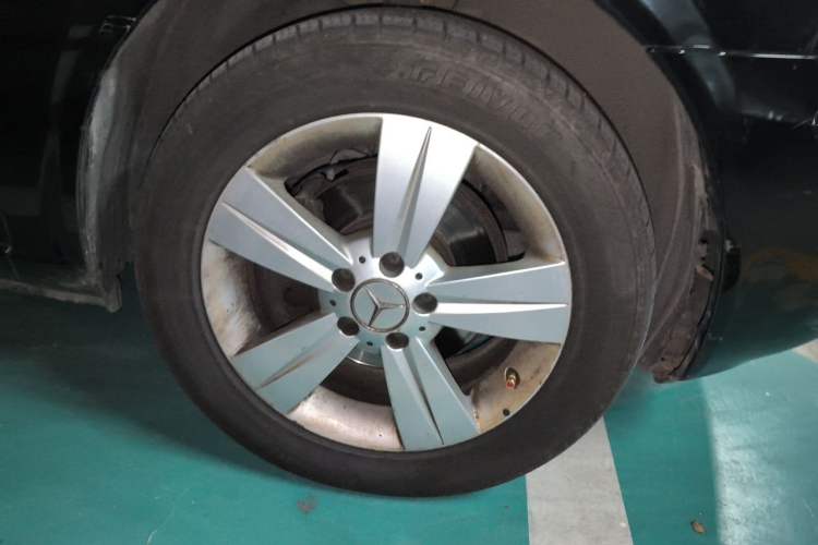 Used Mercedes-Benz Viano 2013 3.0L Navigator Edition Right Front Wheel Hub