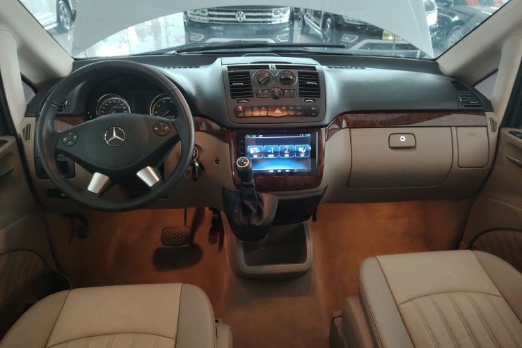 Used Mercedes-Benz Viano 2013 3.0L Hospitality Edition Interior 2