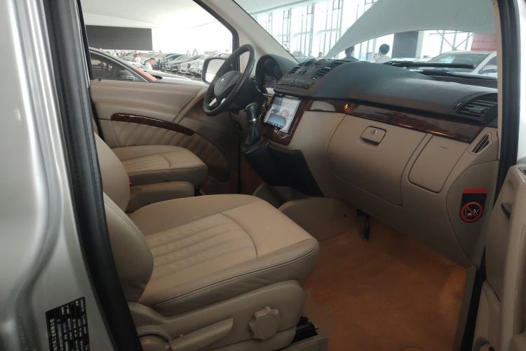 Used Mercedes-Benz Viano 2013 3.0L Hospitality Edition Interior 3