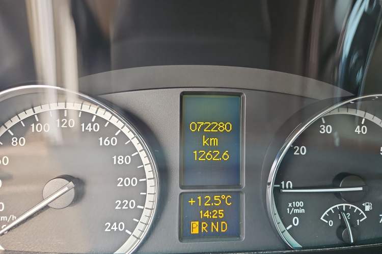 Used Mercedes-Benz Viano 2013 3.5L Haoci version Odometer Close Up