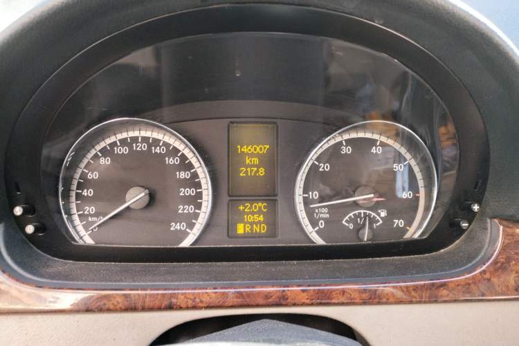 Used Mercedes-Benz Viano 2013 3.5L Haoci version Odometer Close Up