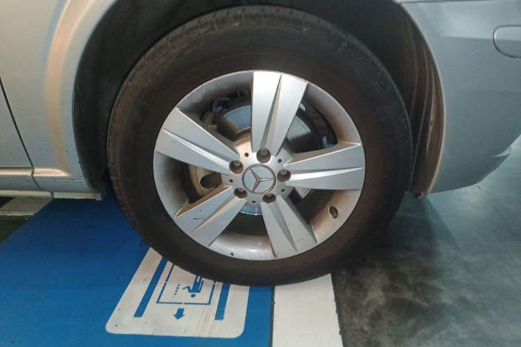 Used Mercedes-Benz Viano 2013 3.0L Hospitality Edition Right Front Wheel Hub