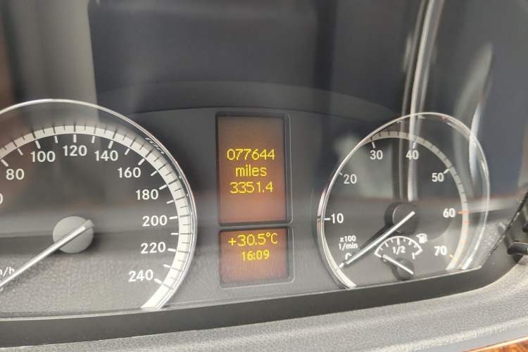 Used Mercedes-Benz Viano 2013 3.0L Comfort Edition Odometer Close Up