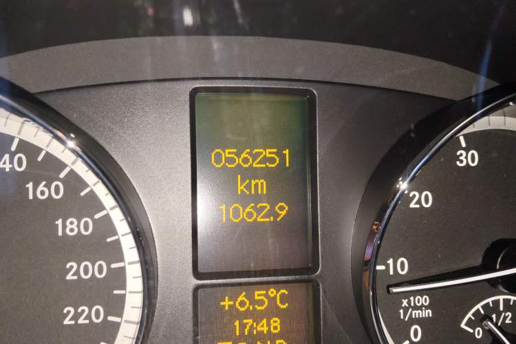 Used Mercedes-Benz Viano 2013 3.0L Navigator Edition Odometer Close Up