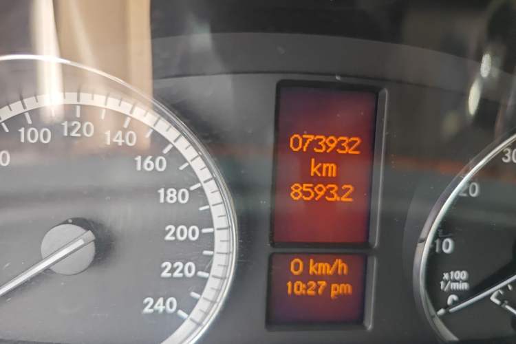 Used Mercedes-Benz Viano 2013 3.0L Comfort Edition Odometer Close Up