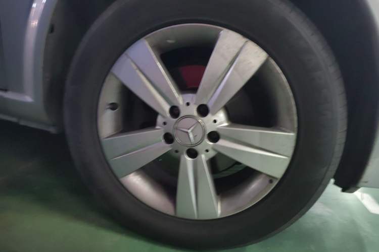Used Mercedes-Benz Viano 2013 3.0L Hospitality Edition Right Front Wheel Hub