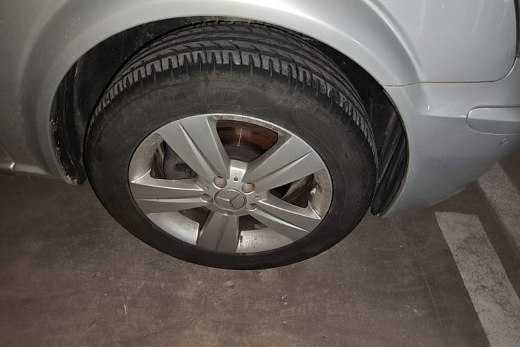 Used Mercedes-Benz Viano 2013 3.0L Navigator Edition Right Front Wheel Hub