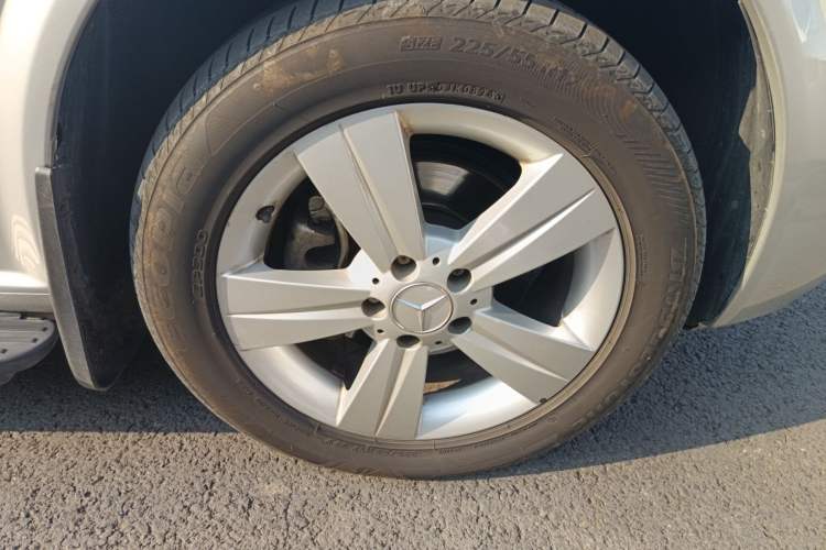 Used Mercedes-Benz Viano 2013 3.0L Comfort Edition Right Front Wheel Hub