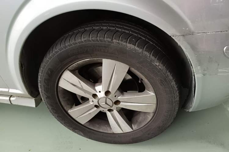Used Mercedes-Benz Viano 2013 3.0L Hospitality Edition Right Front Wheel Hub