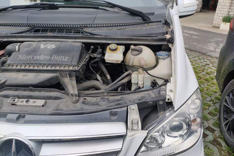 Used Mercedes-Benz Viano 2013 3.0L Navigator Edition Engine Bay Left