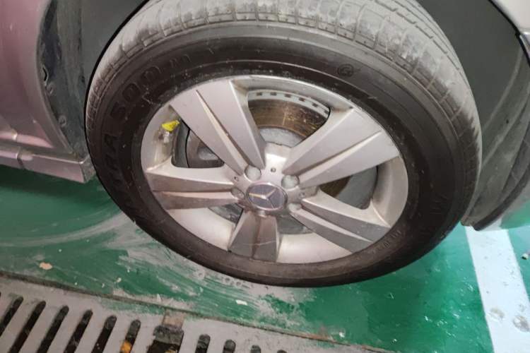 Used Mercedes-Benz Viano 2013 3.0L Hospitality Edition Right Front Wheel Hub