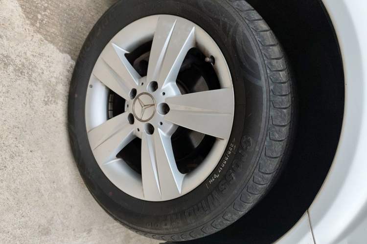 Used Mercedes-Benz Viano 2013 3.0L Comfort Edition Right Front Wheel Hub