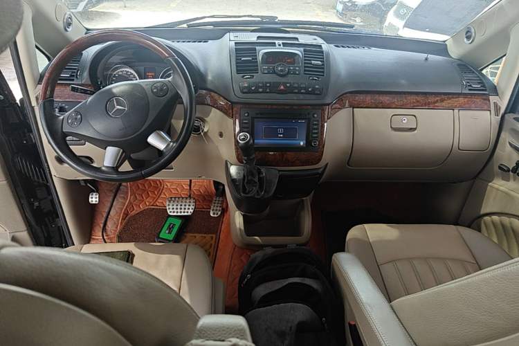 Used Mercedes-Benz Viano 2014 3.5L Premier Edition Center Console