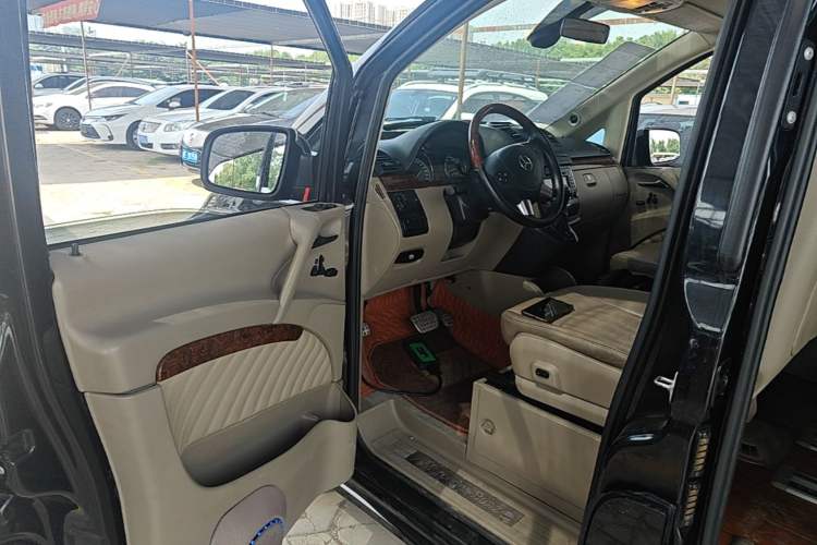 Used Mercedes-Benz Viano 2014 3.5L Premier Edition Driver Seat