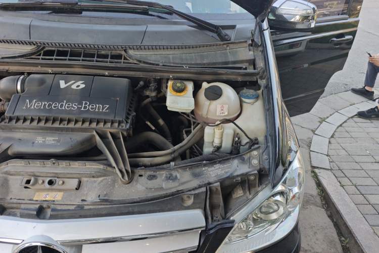 Used Mercedes-Benz Viano 2014 3.5L Premier Edition Engine Bay Left