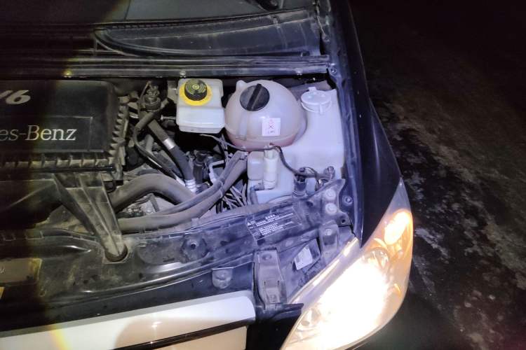 Used Mercedes-Benz Viano 2014 3.5L Premier Edition Engine Bay Left