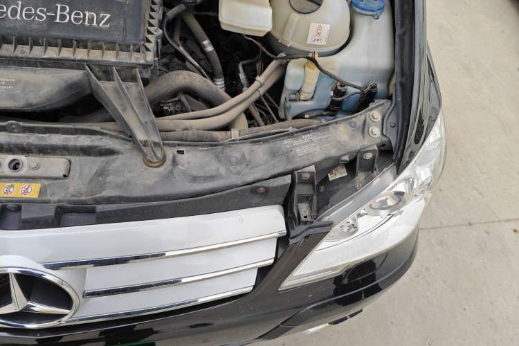 Used Mercedes-Benz Viano 2014 3.5L Premier Edition Engine Bay Left