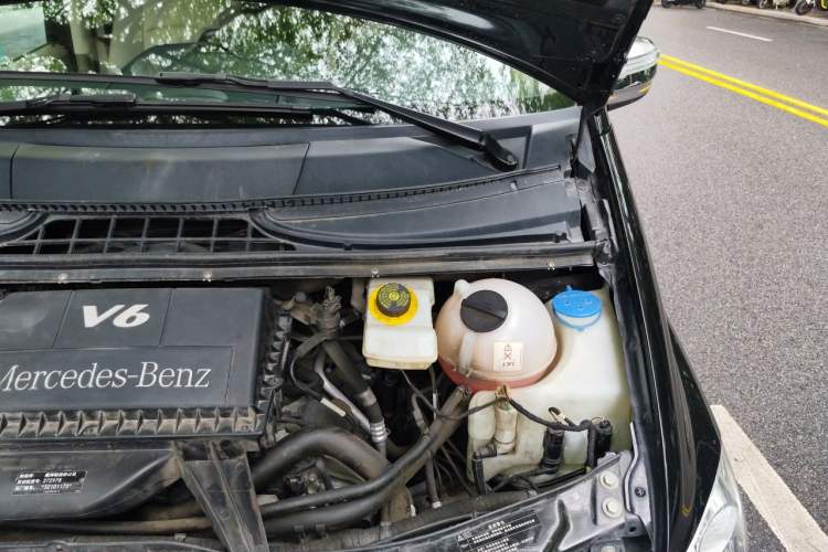 Used Mercedes-Benz Viano 2014 3.5L Premier Edition Engine Bay Left
