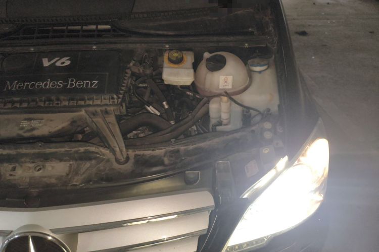 Used Mercedes-Benz Viano 2014 3.5L Premier Edition Engine Bay Left