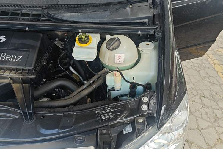 Used Mercedes-Benz Viano 2014 3.5L Premier Edition Engine Bay Left