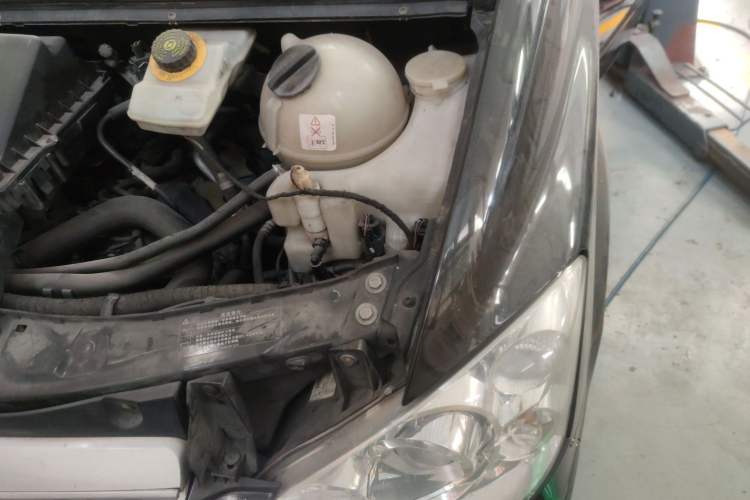 Used Mercedes-Benz Viano 2014 3.5L Premier Edition Engine Bay Left