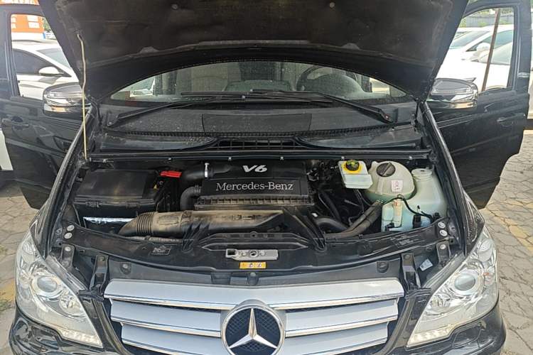 Used Mercedes-Benz Viano 2014 3.5L Premier Edition Engine Bay