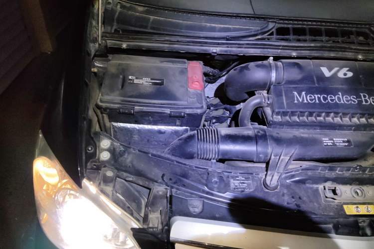 Used Mercedes-Benz Viano 2014 3.5L Premier Edition Engine Bay Right