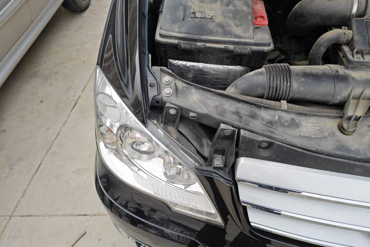 Used Mercedes-Benz Viano 2014 3.5L Premier Edition Engine Bay Right