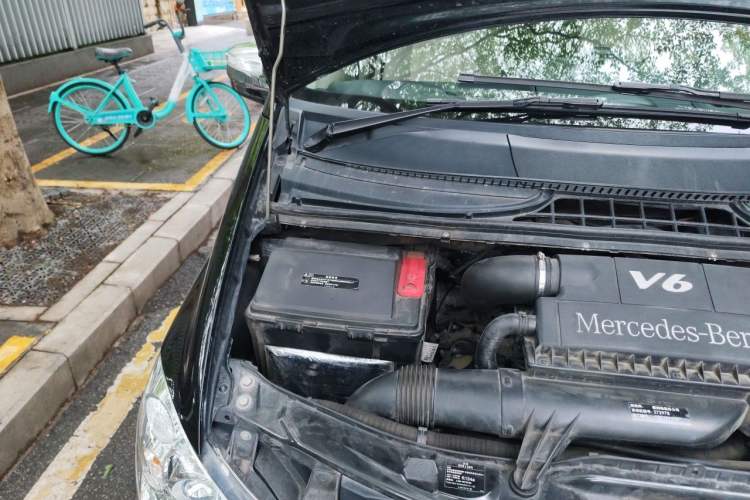 Used Mercedes-Benz Viano 2014 3.5L Premier Edition Engine Bay Right