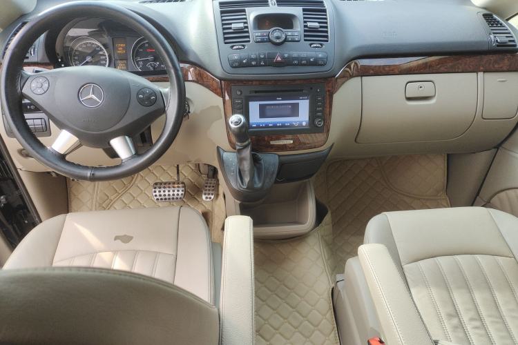 Used Mercedes-Benz Viano 2014 3.5L Premier Edition Interior 2