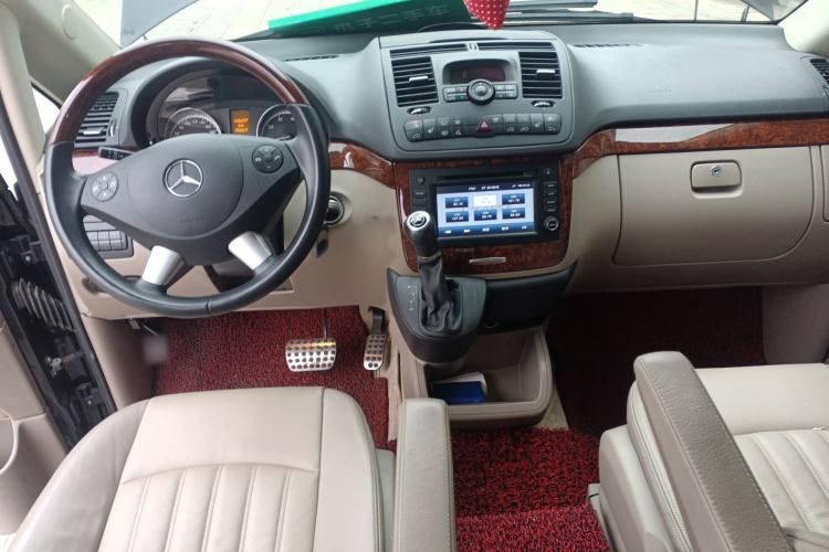 Used Mercedes-Benz Viano 2014 3.5L Premier Edition Interior 2