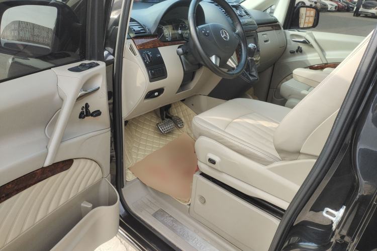 Used Mercedes-Benz Viano 2014 3.5L Premier Edition Interior 3