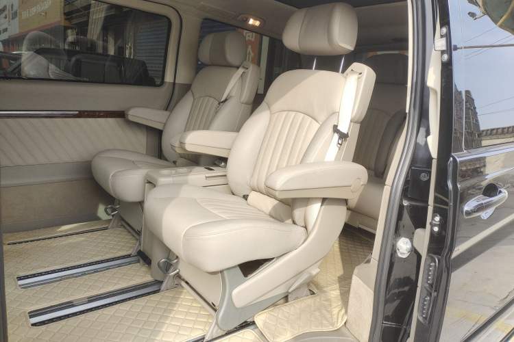 Used Mercedes-Benz Viano 2014 3.5L Premier Edition Interior 4