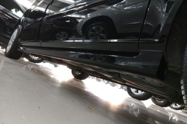Used Mercedes-Benz Viano 2014 3.5L Premier Edition Left Side Sill