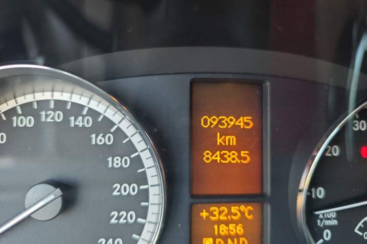 Used Mercedes-Benz Viano 2014 3.5L Premier Edition Odometer Close Up