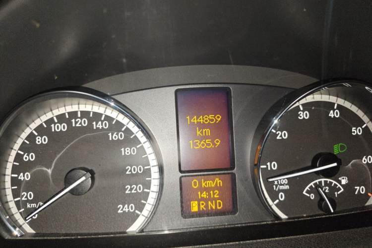 Used Mercedes-Benz Viano 2014 3.5L Premier Edition Odometer Close Up