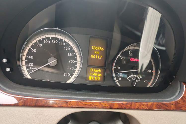 Used Mercedes-Benz Viano 2014 3.5L Premier Edition Odometer Close Up