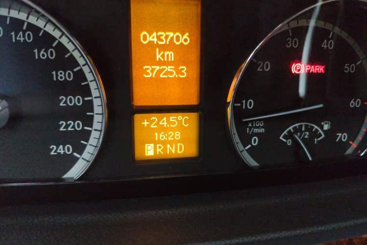 Used Mercedes-Benz Viano 2014 3.5L Premier Edition Odometer Close Up