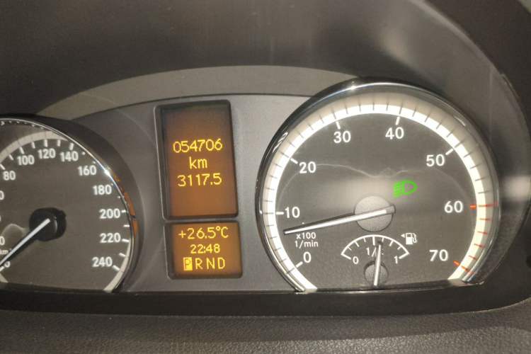 Used Mercedes-Benz Viano 2014 3.5L Premier Edition Odometer Close Up